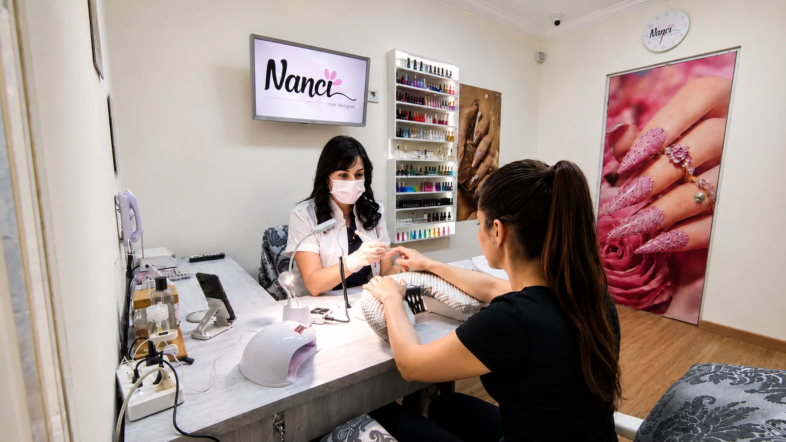 Nanci realizando atendimento de unhas em seu espaço em Ribeirão Preto